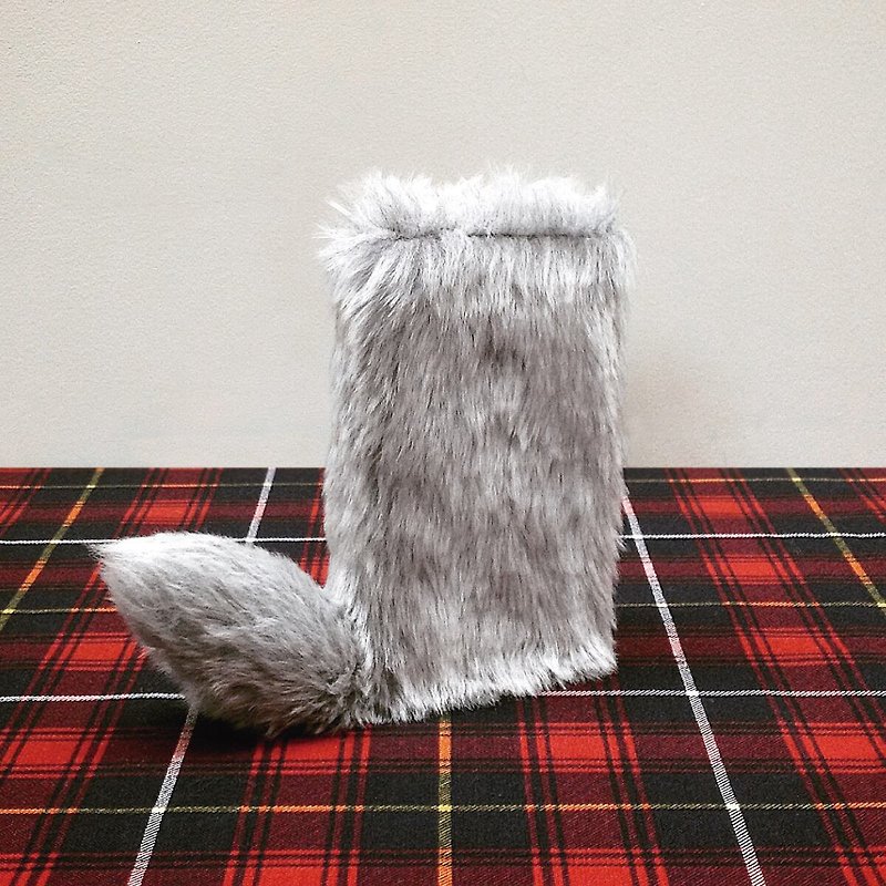 A fluffy smartphone case with a strap with a tail Silver Fox - เคส/ซองมือถือ - อะคริลิค สีเงิน