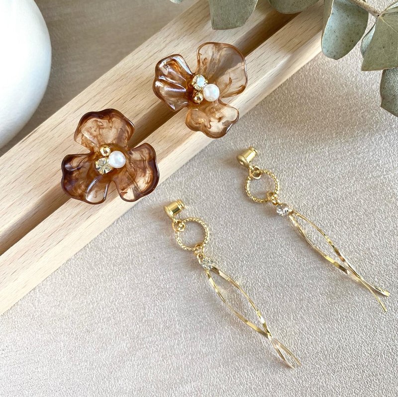 2-way cloud-dyed flower and amphibole pendant earrings - ต่างหู - เรซิน สีนำ้ตาล