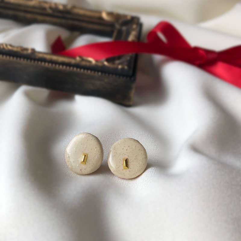 [Shigaraki ware] Kiyosumi clear series pottery earrings Clip-On traditional craft Japanese white off-white beautiful - Earrings & Clip-ons - Pottery White