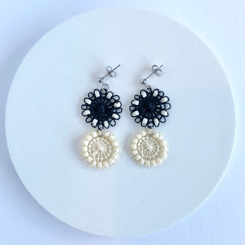 Thread and bead round earrings. Round embroidery, monochrome, black and white. - 耳環/耳夾/耳骨夾 - 繡線 黑色