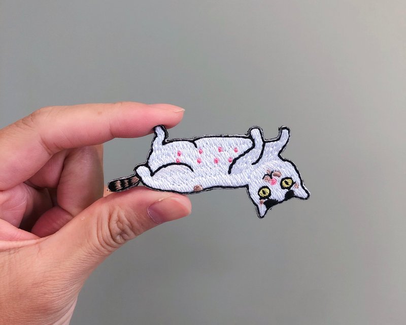 翻肚的美珠別針 - 胸針 - 繡線 白色