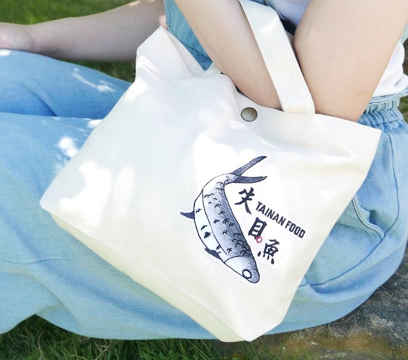 刺繍された台南スナックポータブルキャンバスバッグ-ストレートフィッシュ - トート・ハンドバッグ - コットン・麻 多色