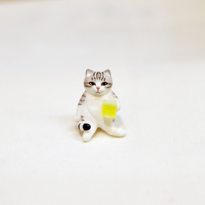 Gray tabby cat drinking beer brooch, Gray cat brooch, Gray cat pin - 胸針 - 黏土 灰色