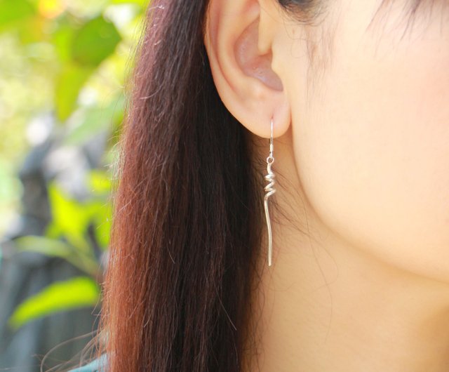 国内正規総代理店アイテム Asymmetry Double Ribbon Earrings