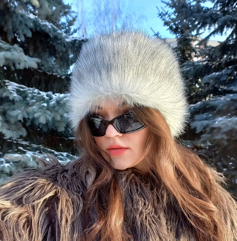 Arctic fox hat made of faux fur. Furry hat in russian style. Slavic girl hat. - หมวก - วัสดุอื่นๆ สีเทา