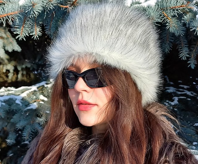 フェイクファーで作られた北極キツネの帽子。ロシア風の毛皮のような 