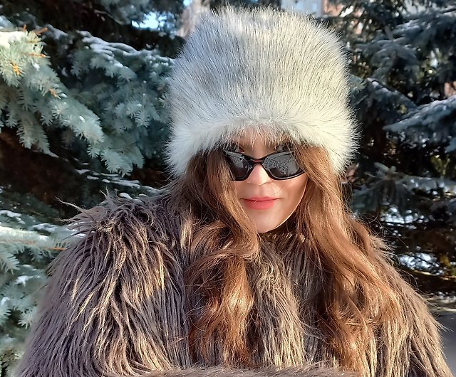 フェイクファーで作られた北極キツネの帽子。ロシア風の毛皮のような 