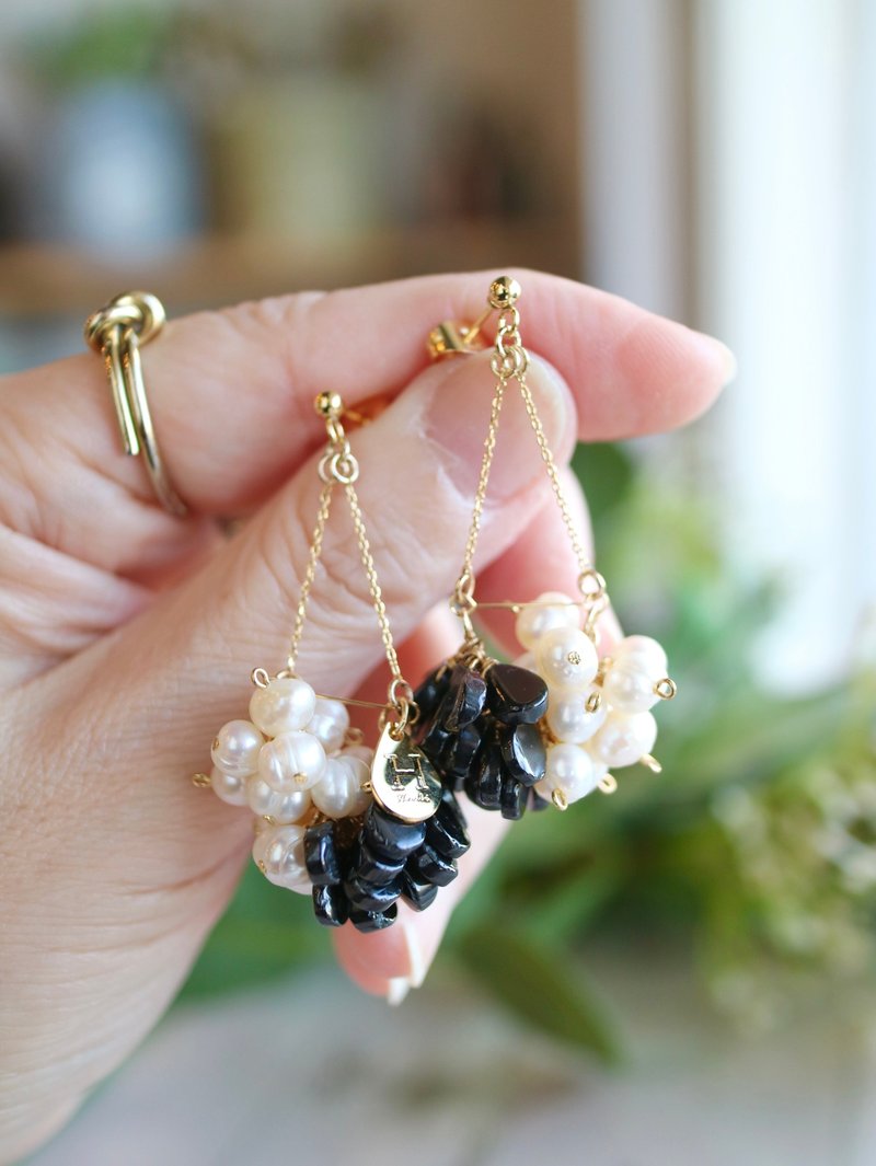 Freshwater pearl and onyx accessories - ต่างหู - ไข่มุก ขาว