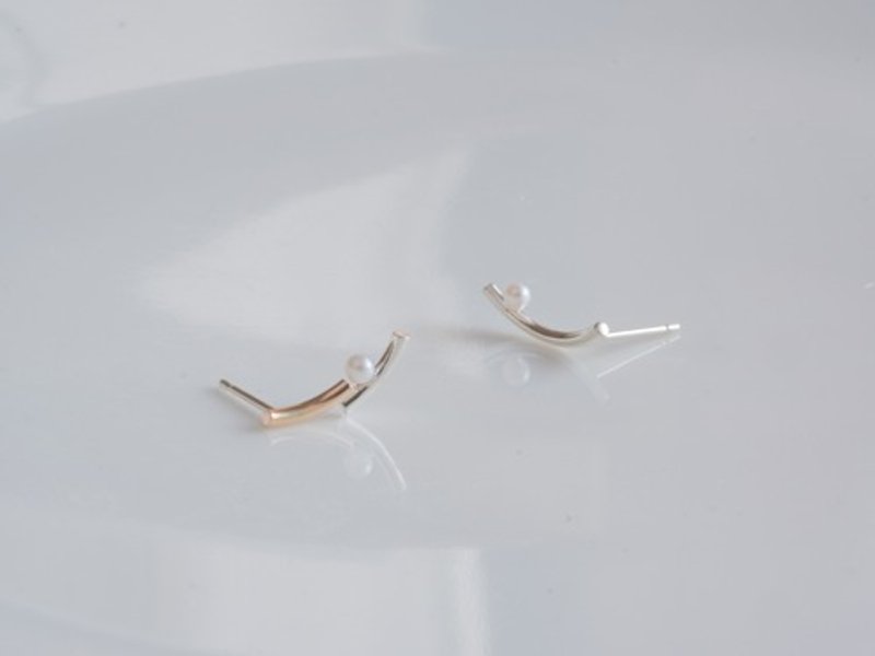 lítið perla pierced earrings ベビーパールカーブ　ピアス　silver925×K10YG - 耳環/耳夾/耳骨夾 - 珍珠 白色