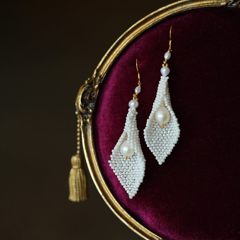 Earrings: White calla lily, natural pearl, elegant, statement stud, versatile dangle. - ต่างหู - วัสดุอีโค ขาว