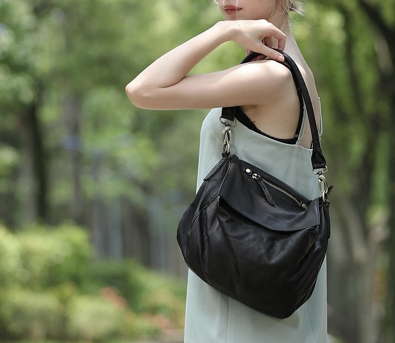 Clamshell zipper, hand strap, dual-use bag, black - กระเป๋าแมสเซนเจอร์ - หนังแท้ สีดำ