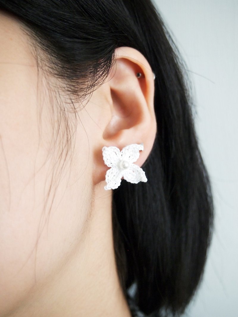 オーダーメイドの日本の手織りの蝶と小さな花のイヤリングBE036 - ピアス・イヤリング - コットン・麻 ホワイト