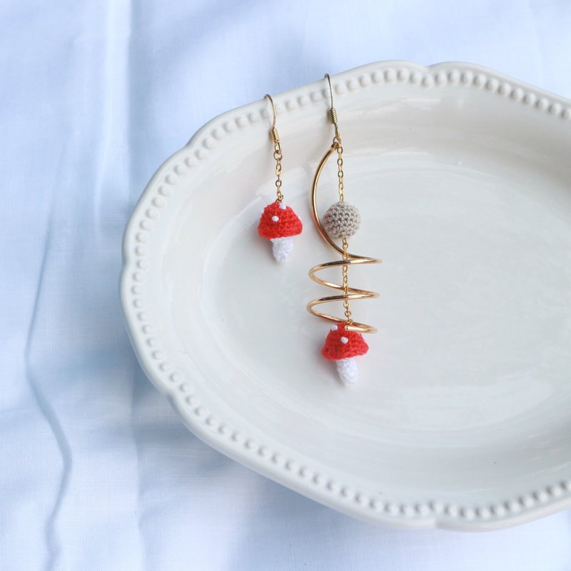 鉤織 不對稱 小紅蘑菇 金屬扭紋配件 耳環 - 耳環/耳夾/耳骨夾 - 繡線 多色
