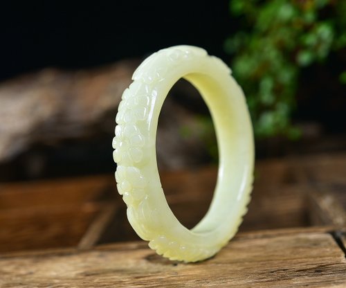天然和田玉黃口料雕花手鐲圈口56.6mm 油潤柔和一念之間｜手鍊/手