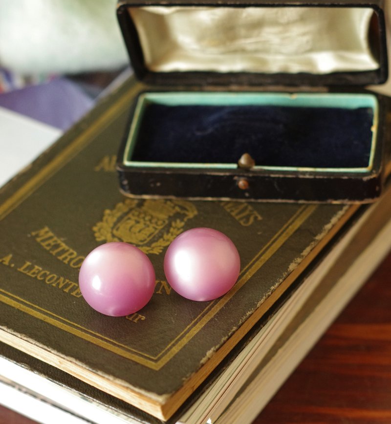 Vintage アンティーク 透光性のある光の輪が美しい 紫の半球型 クリップ式イヤリング C837 - ピアス・イヤリング - 金属 ゴールド