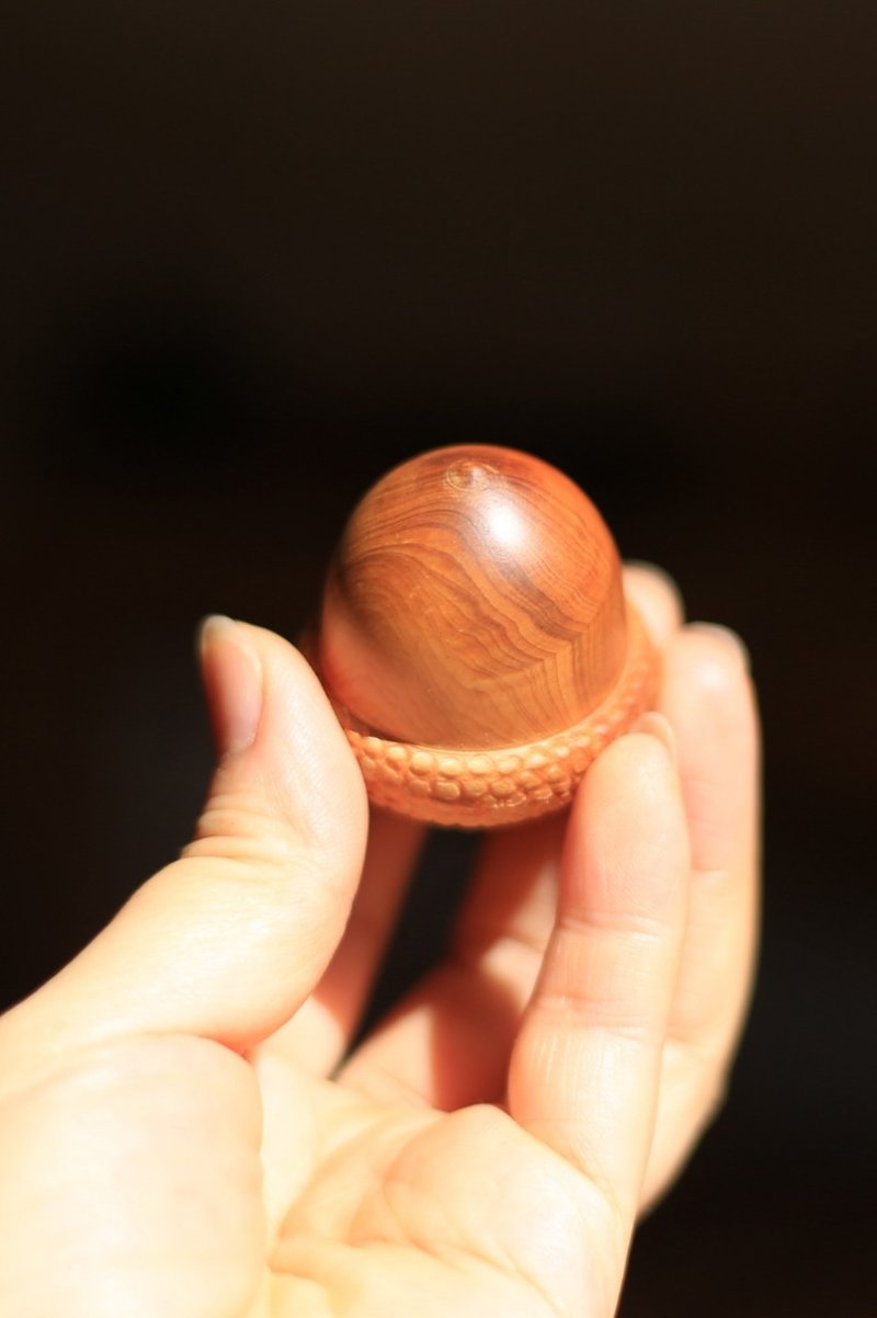 壹染指原創木雕 | 崖柏 | 橡果 | 天然崖柏香 一物一圖 - 擺飾/家飾品 - 木頭 咖啡色