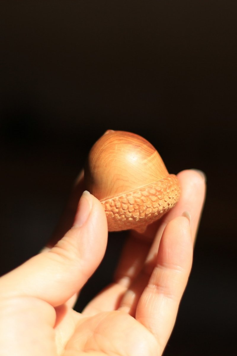 Yiranzhi original wood carvings | Thuja sutchuenensis | Acorn | Natural Thuja sutchuenensis fragrance one item one picture - ของวางตกแต่ง - ไม้ สีนำ้ตาล
