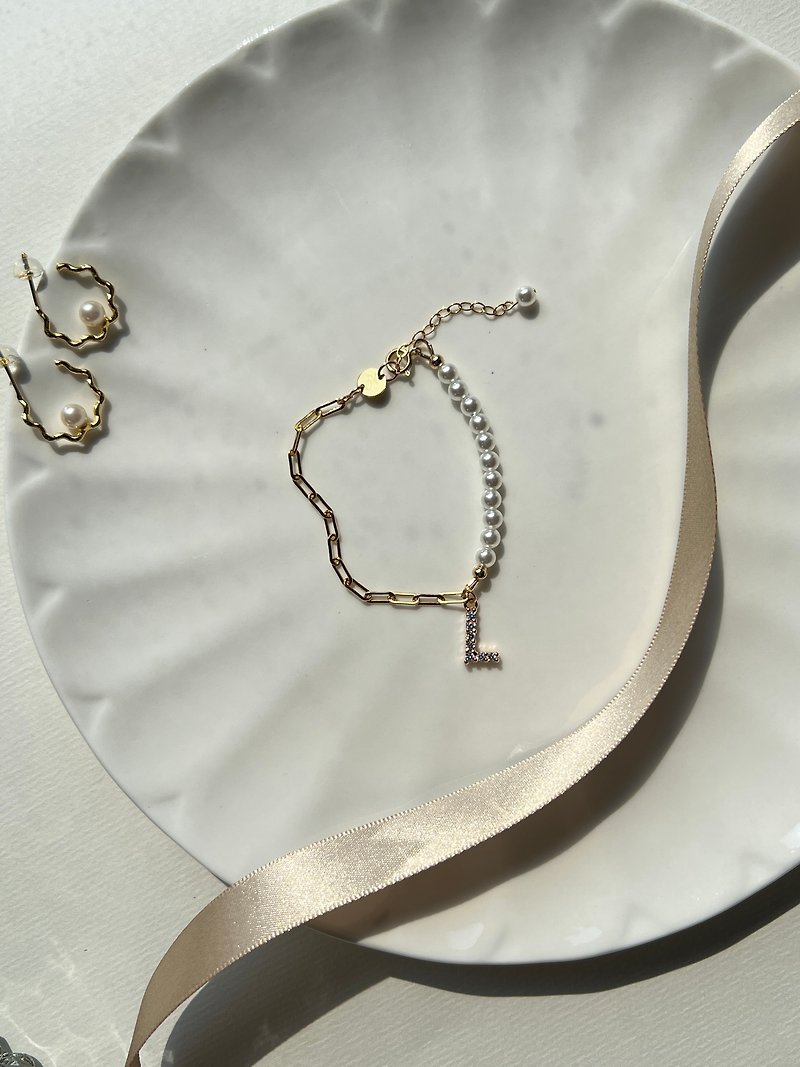 Quiet Heart _ 26 letters can be customized half-bead half-chain pearl jewelry pearl bracelet - สร้อยข้อมือ - สแตนเลส สีทอง
