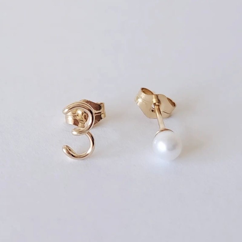 ひとつぶ数字(ナンバー)と淡水パールのスタッドピアス - 耳環/耳夾/耳骨夾 - 其他金屬 金色