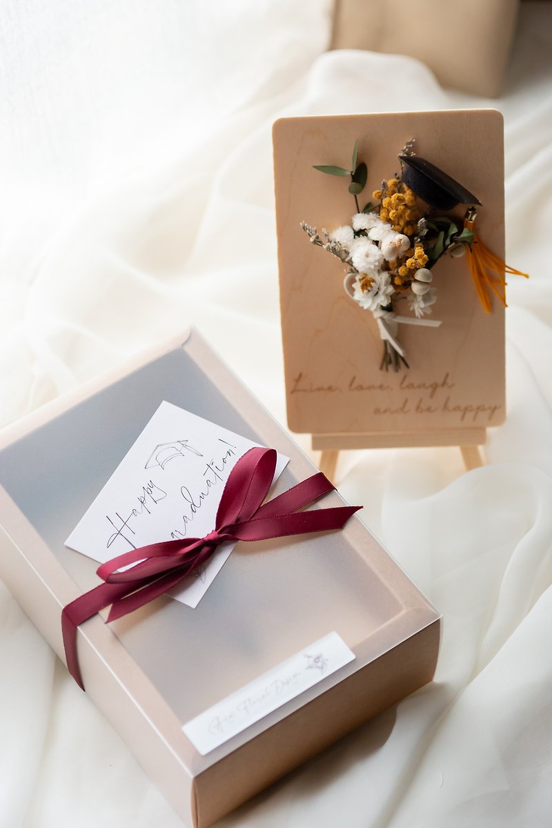 Graduation limited mini dried flower bouquet wooden card - everlasting dried flower gift (with gift box packaging) - ช่อดอกไม้แห้ง - พืช/ดอกไม้ หลากหลายสี