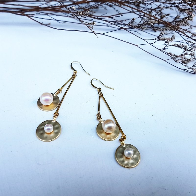 Bronze handmade_Dangling streamlined round pearl earrings - Earrings & Clip-ons - Pearl White