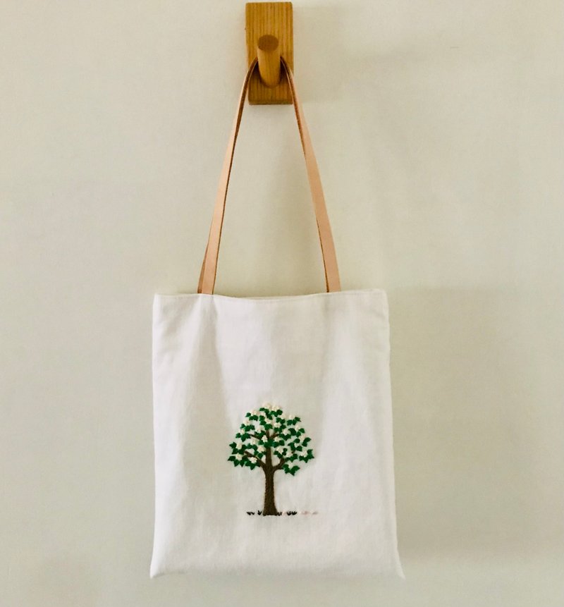 手工刺繡 油桐花樹 白色亞麻手提袋 - 手提包/手提袋 - 棉．麻 白色