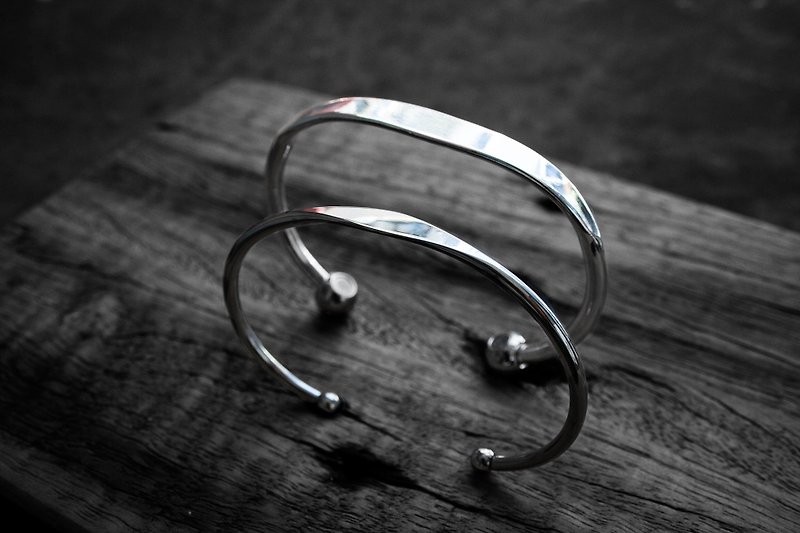 Frankie | custom couple engraved silver steel bracelet - men and women / hand / gift / customization - สร้อยข้อมือ - โลหะ สีเทา