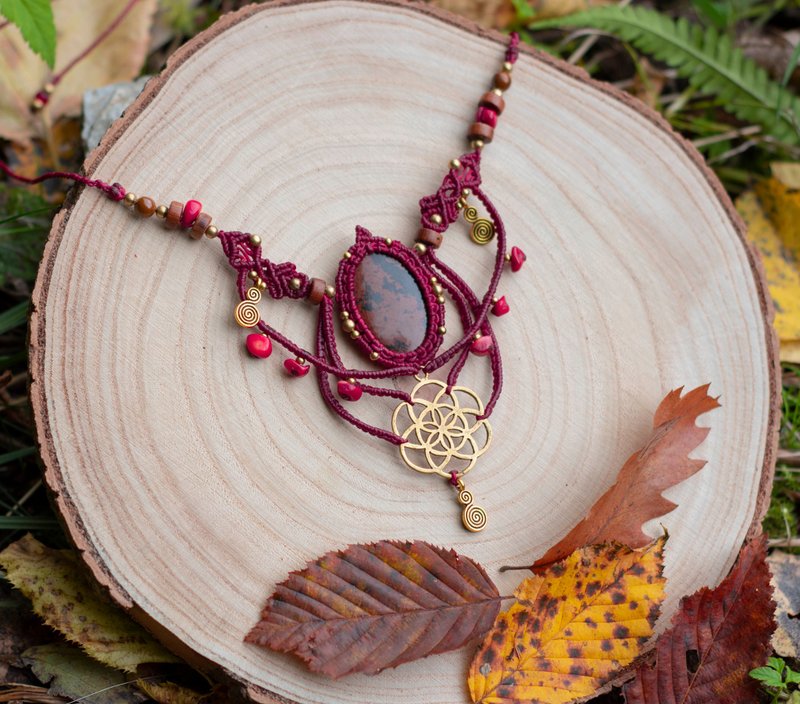 Red macrame necklace with iron tiger, festival necklace, long tiger eye jewelry - 項鍊 - 寶石 紅色