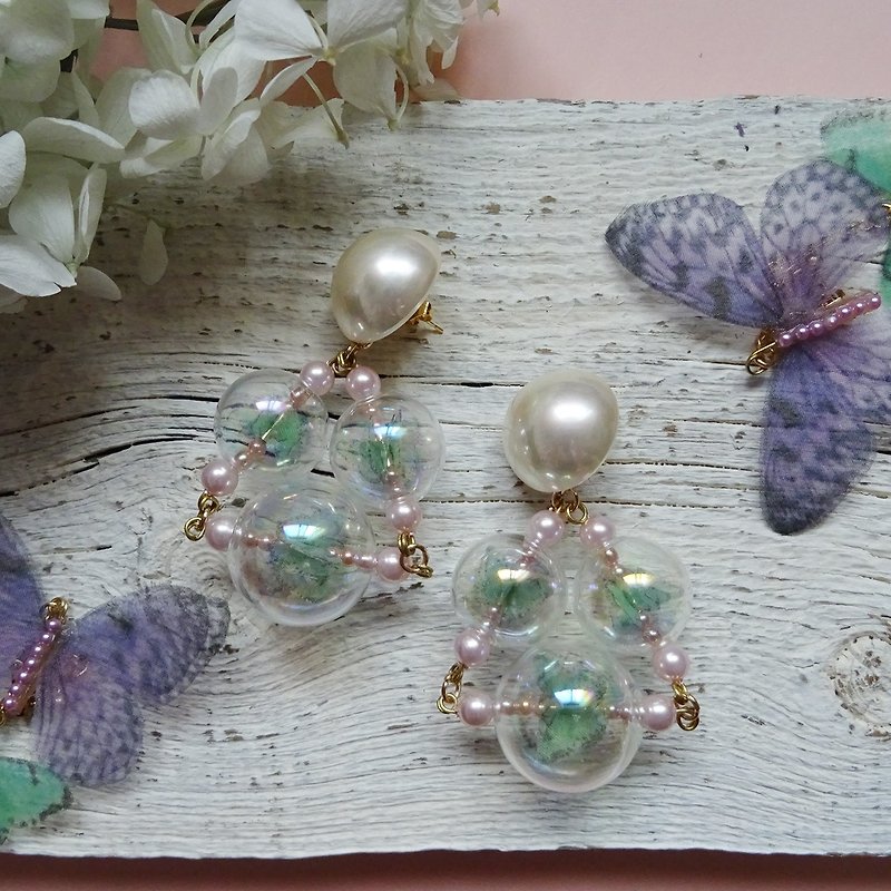 Sedmikrasky Dreaming Butterfly Triangle Earrings / Mentha - Earrings & Clip-ons - Glass Green
