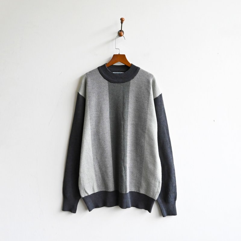 [Egg Plant Vintage] Film Grayscale Woven Floral Loose Vintage Sweater - Women's Sweaters - Other Man-Made Fibers 