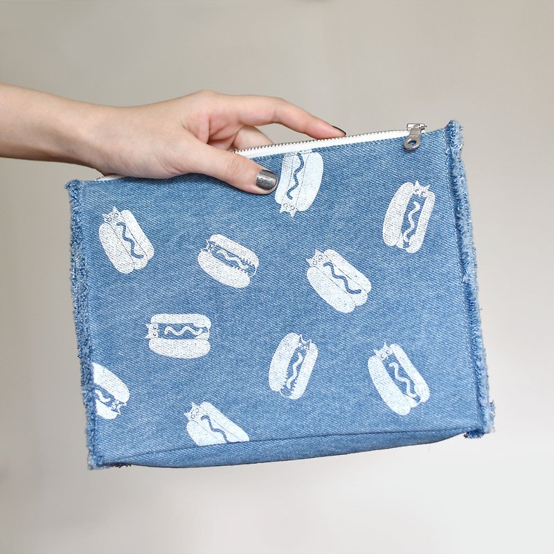 Cat Hot Dog HOT CAT Handmade Printed Washed Blue Denim Makeup Bag / Clutch - กระเป๋าคลัทช์ - ผ้าฝ้าย/ผ้าลินิน สีน้ำเงิน