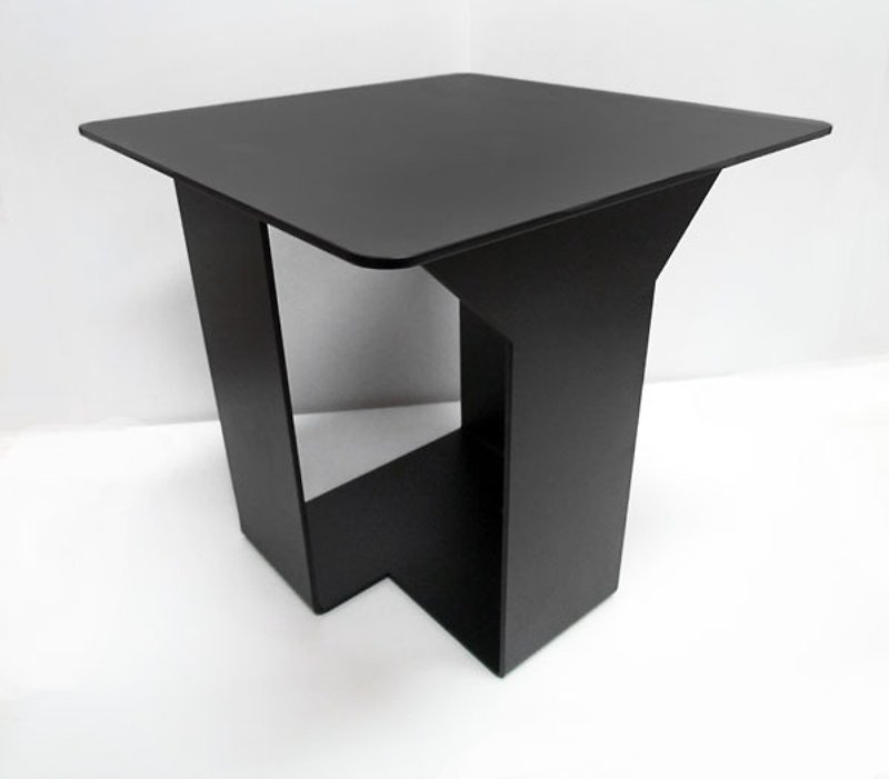 テーブルとスツールのブレンドのコンセプトは、テーブルとスツールの両方、サイドテーブルの棚、デザイナーチェアです - 置物 - 金属 ブラック