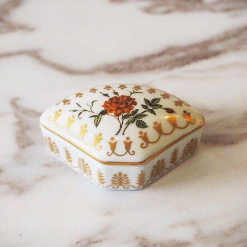 British garden floral antique jewelry box / porcelain box (C) (JS) - ของวางตกแต่ง - เครื่องลายคราม หลากหลายสี