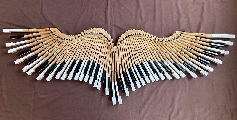 天使之翼由隱藏的木製底座上的舊鋼琴鍵製成
