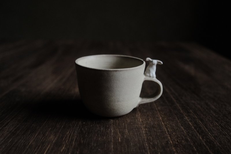 白霧・陪伴的兔子・把手杯子 - 咖啡杯/馬克杯 - 陶 白色