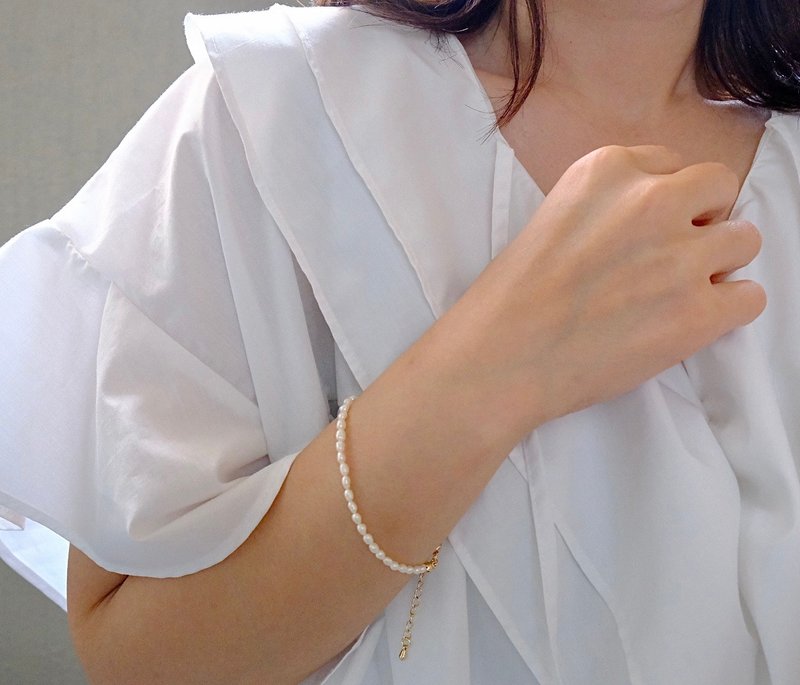 Mini teardrop pearl bracelet (14kgf) - สร้อยข้อมือ - ไข่มุก ขาว