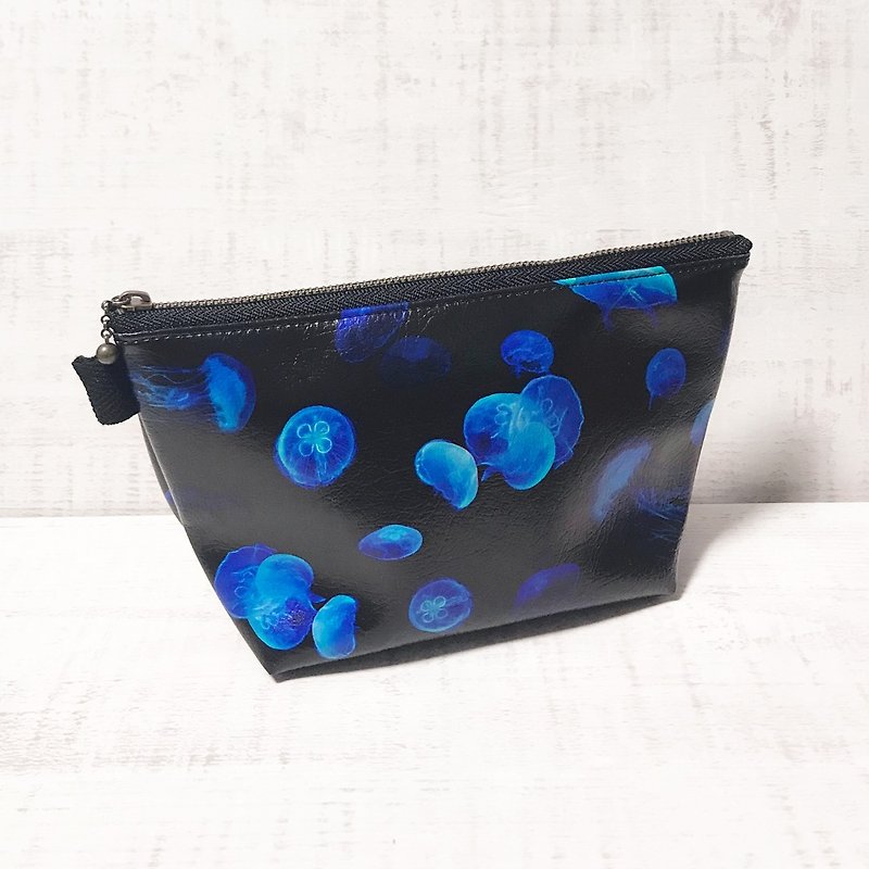 Pouch Jellyfish / Cosmetic pouch / accessory case / sea / Leather - กระเป๋าเครื่องสำอาง - หนังเทียม สีดำ