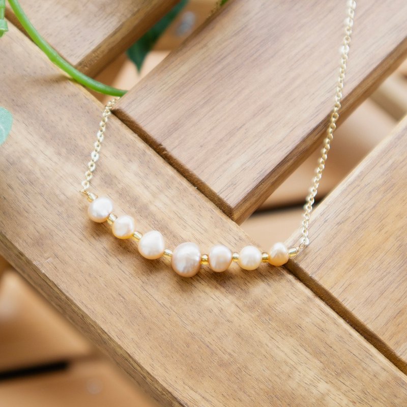 Nude pearl necklace/gold beads for a relaxed look - Necklaces - Pearl Gold