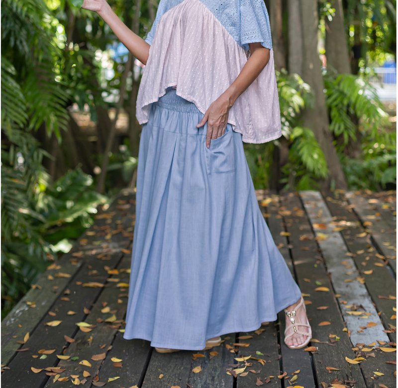 Light blue long pleated cotton linen maxi skirt, versatile elastic smocked waist - 裙子/長裙 - 亞麻 藍色
