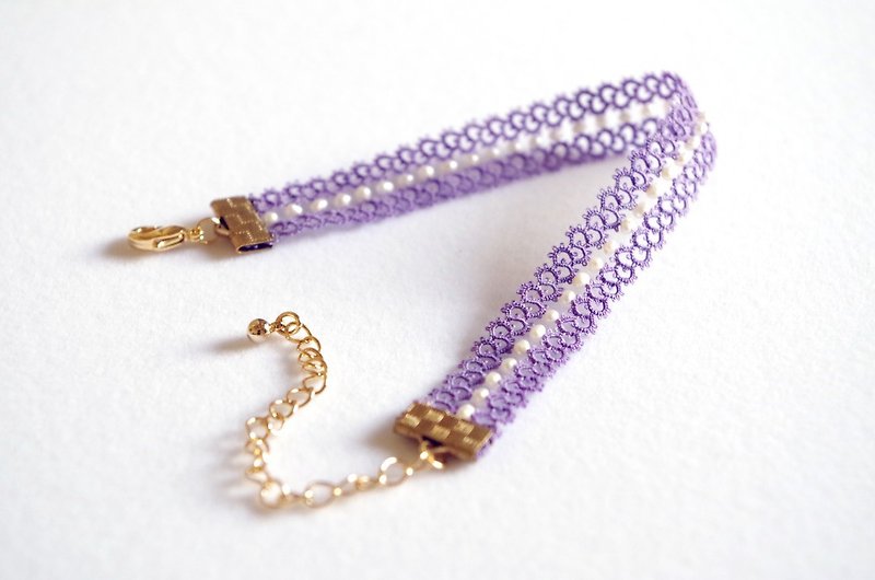 tatting lace and freshwater pearl bracelet・purple - สร้อยข้อมือ - ผ้าฝ้าย/ผ้าลินิน สีม่วง