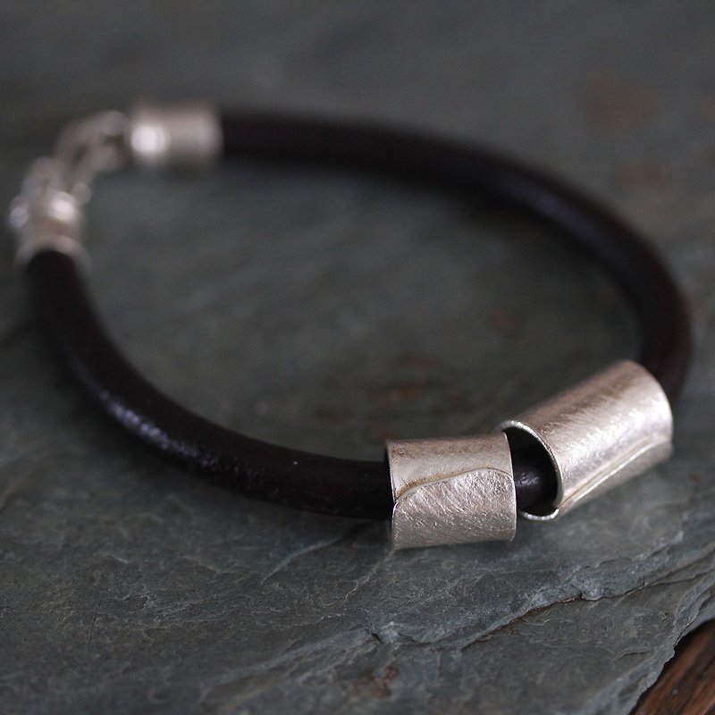 Leather bracelet with 2 handmade silver beads with textured surface (B0068) - Bracelets - Silver Silver