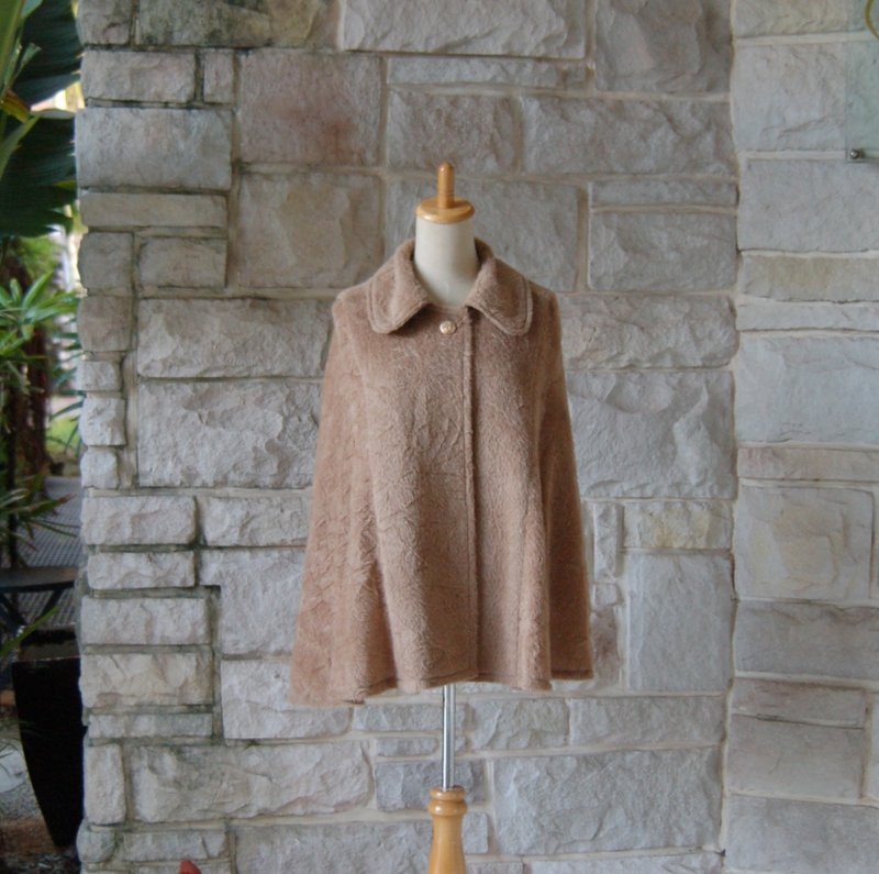 [Elegant cape coat] Cappuccino beige, timeless, gold buttons for a touch of elegance, lightweight - เสื้อสูท/เสื้อคลุมยาว - ขนแกะ สีนำ้ตาล