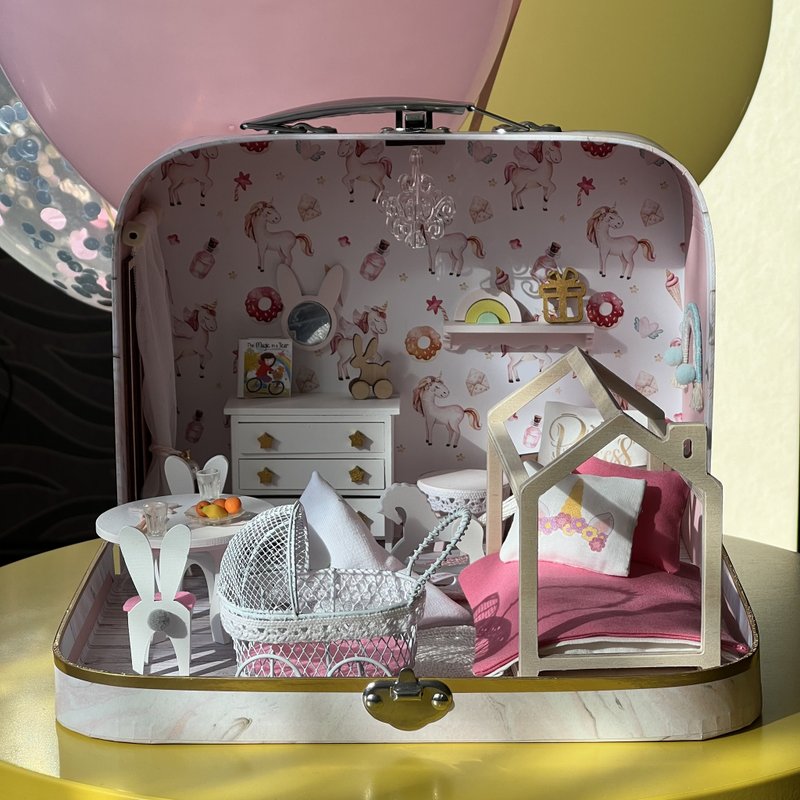 Pocket dollhouse in suitcase, game box, townhouse furniture, miniature toy, gift - เฟอร์นิเจอร์อื่น ๆ - วัสดุอีโค สึชมพู