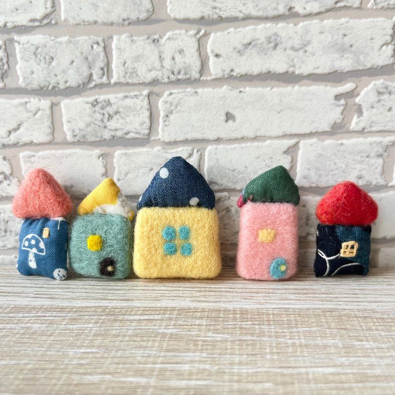 Wool Felt Mix Patchwork Tiny House Pin - เข็มกลัด/พิน - ขนแกะ หลากหลายสี