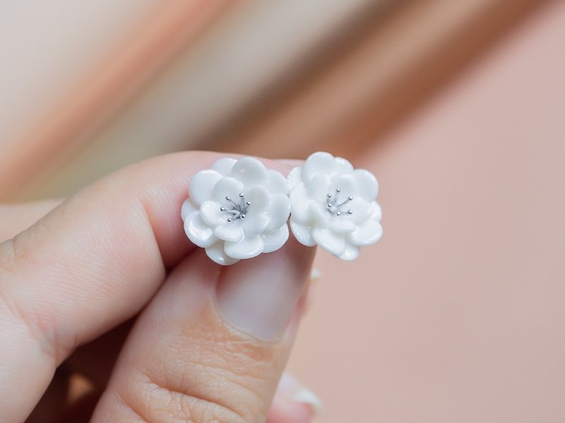 Plum Blossom Porcelain Earrings - Sterling Silver 925 (mini) - 耳環/耳夾/耳骨夾 - 瓷 白色