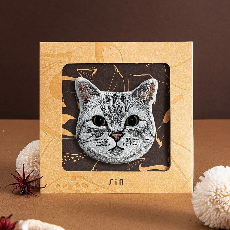 立架大頭貓-刺繡貼紙-胖胖臉銀虎斑美短貓(A0024-F) - 貼紙 - 繡線 白色