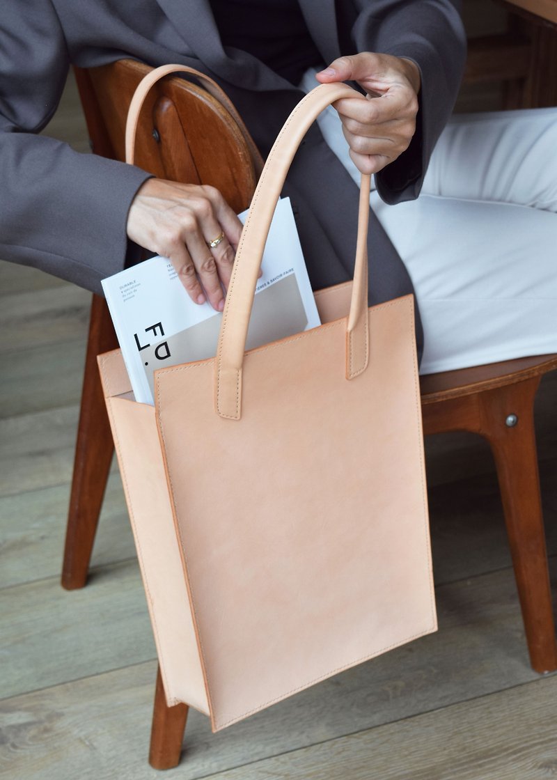 [Magazine bag] Vegetable tanned leather / A4 / 13 inch laptop / simple - กระเป๋าถือ - หนังแท้ สีกากี
