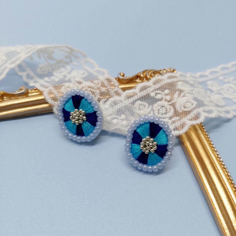 藍色系の花 日本珠 手工刺繡耳環 貼耳 抗敏鋼針 日系 串珠耳環 - 耳環/耳夾/耳骨夾 - 繡線 藍色