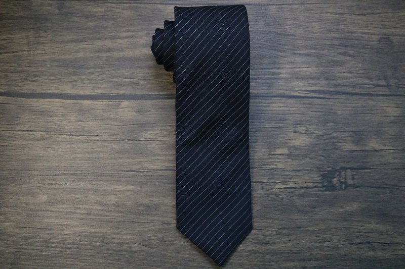 ブルーの細目のウールのスーツのネクタイ/型男の紳士ビジネススタイルが定番です。 - ネクタイ・タイピン - ウール ブルー