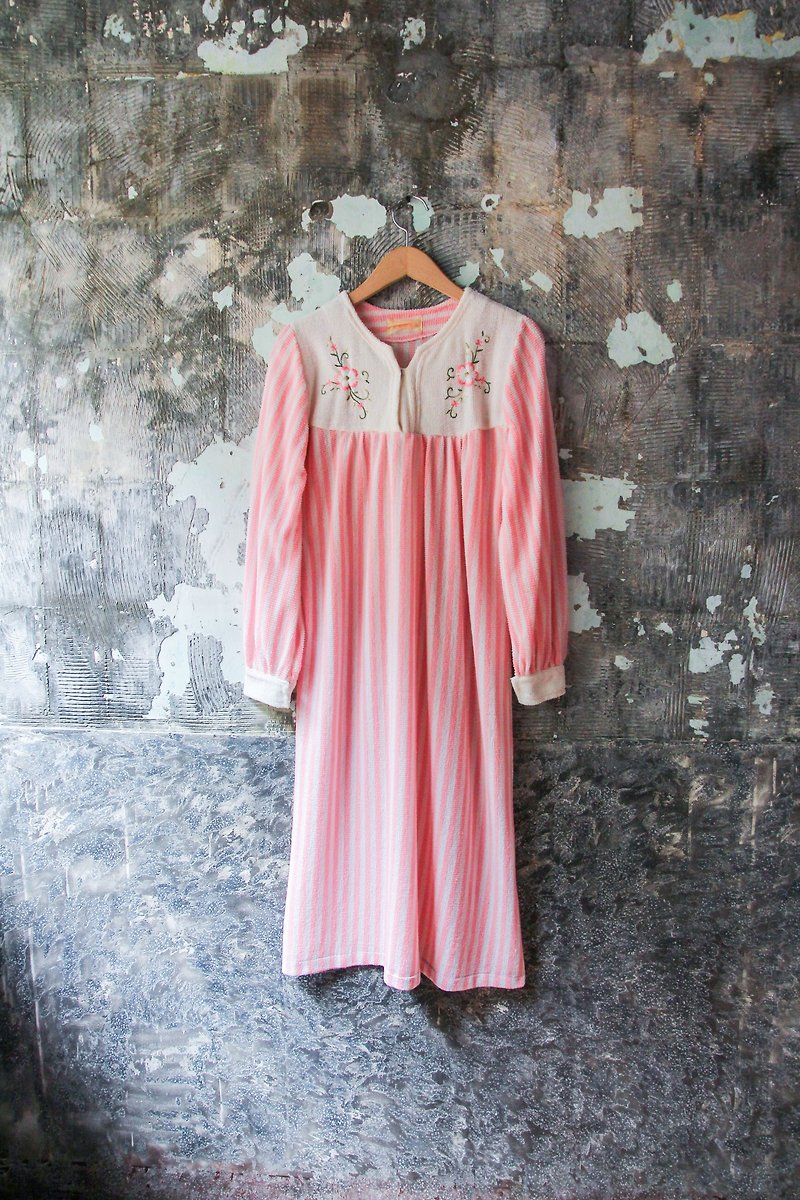 Curly department store-Vintage flower embroidery light pink striped long-sleeved dress retro - One Piece Dresses - Other Materials 